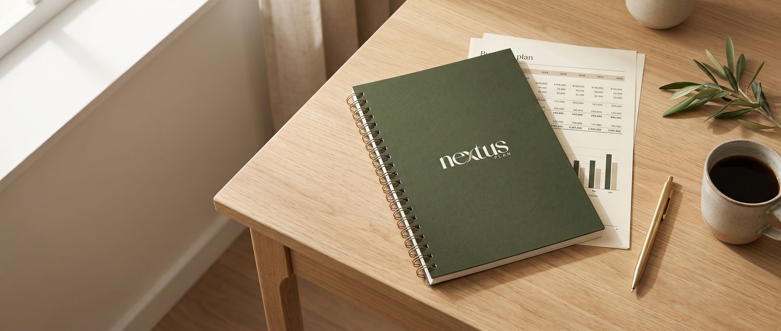 Business plan impresso sobre a mesa, ao lado de tabelas financeiras e de um gráfico